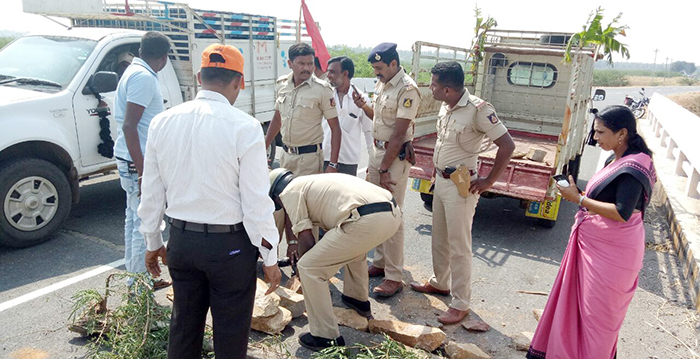 ಸೇತುವೆ ಬಿರುಕು ಮುಚ್ಚಿ ಮಾನವೀಯತೆ ಮೆರೆದ ಪೊಲೀಸರು